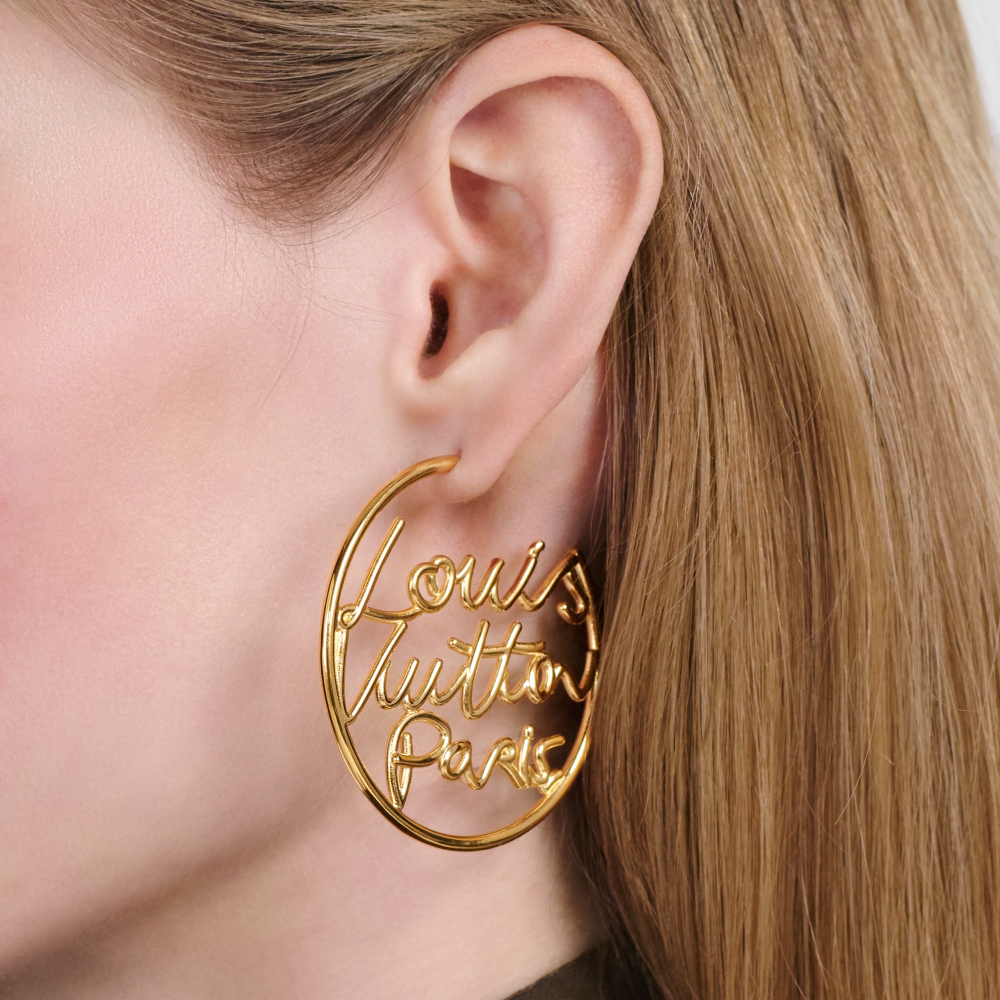 【LOUIS VUITTON】 ピアス ボールピアス アクセサリー モノグラム ピアス・LV スクリプト S00｜ルイ・ヴィトン 公式サイト - M03239